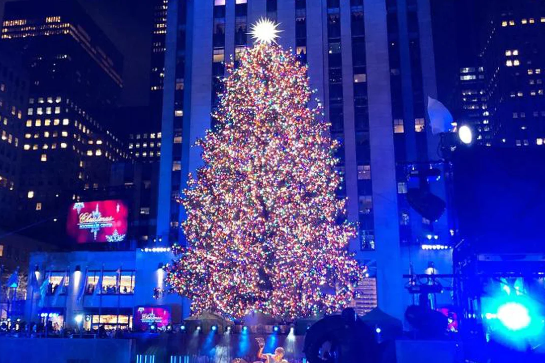 На главной рождественской ели Нью-Йорка зажгли огни