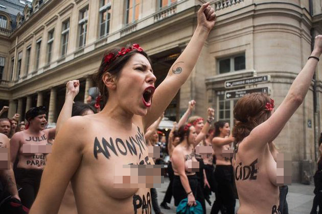 18+. «Мы все еще не видим ожидаемых действий»: активистки Femen устроили акцию протеста возле дворца Пале-Рояль напротив Лувра