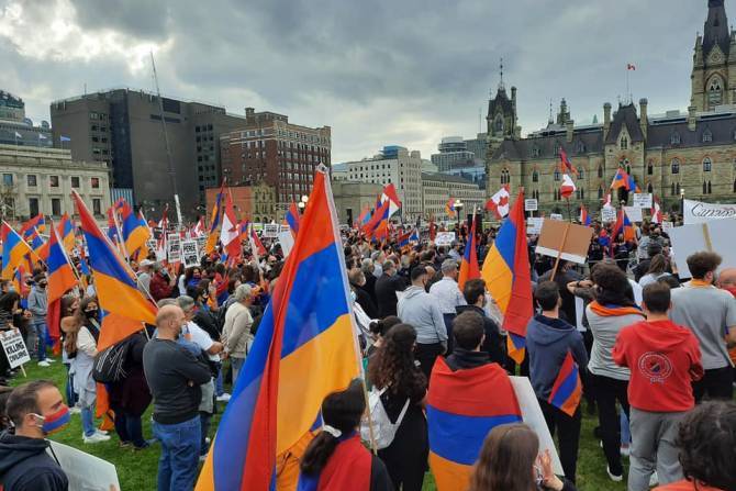 Армянская диаспора провела мощную акцию протеста в разных районах Канады, требуя признать независимость Арцаха