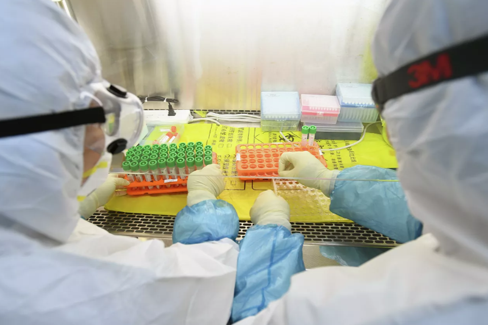 В Китае ускорили клинические испытания препаратов от коронавируса