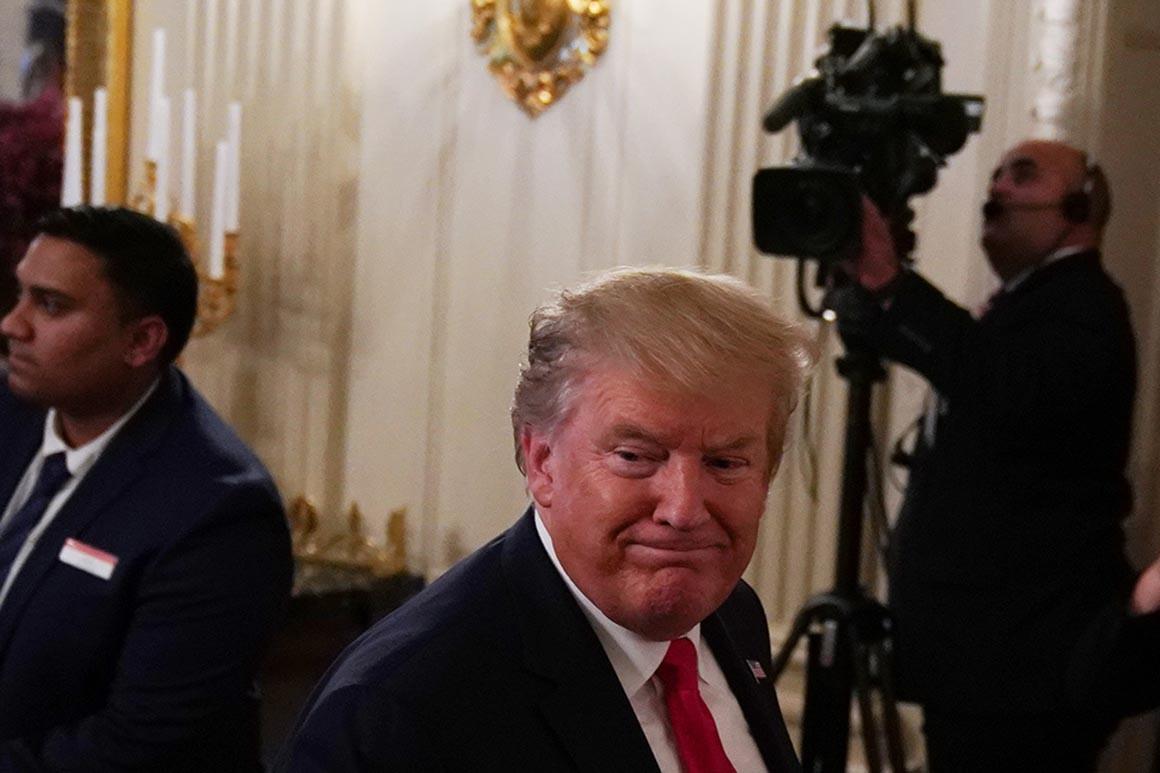 Трамп заявил, что США изучат данные о возможном отравлении Навального неким химическим веществом