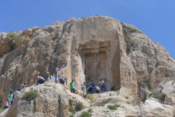 Место, где рождались легенды: «Врата Бога» или «Дверь Мгера» — уникальная стена, высеченная в скале 