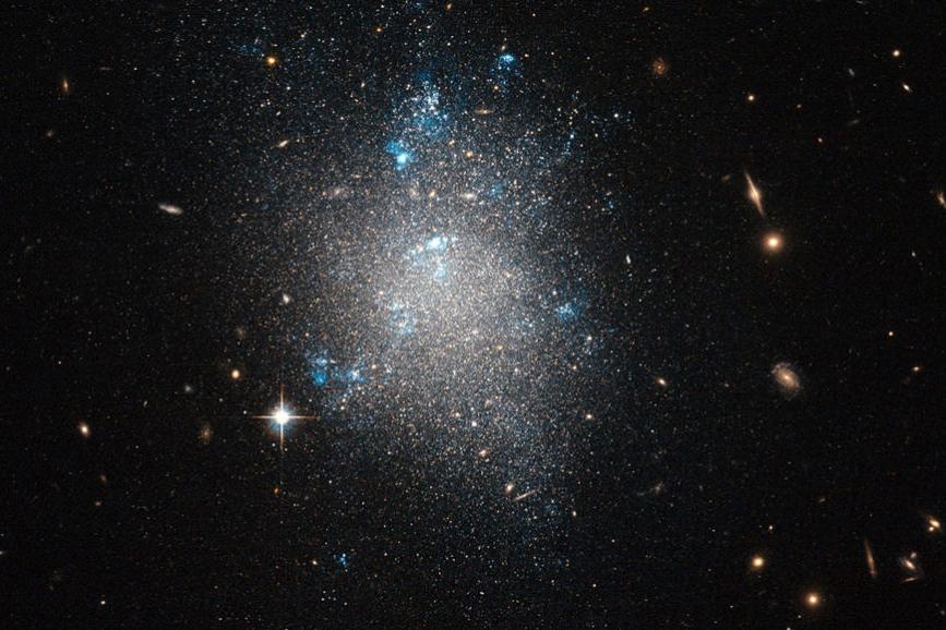 Странный случай: ученые обнаружили 19 карликовых галактик с «недостатком» темной материи