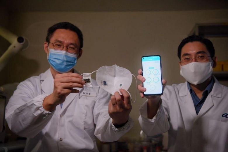 Ученые из Сингапура разработали маску, отслеживающую симптомы коронавируса