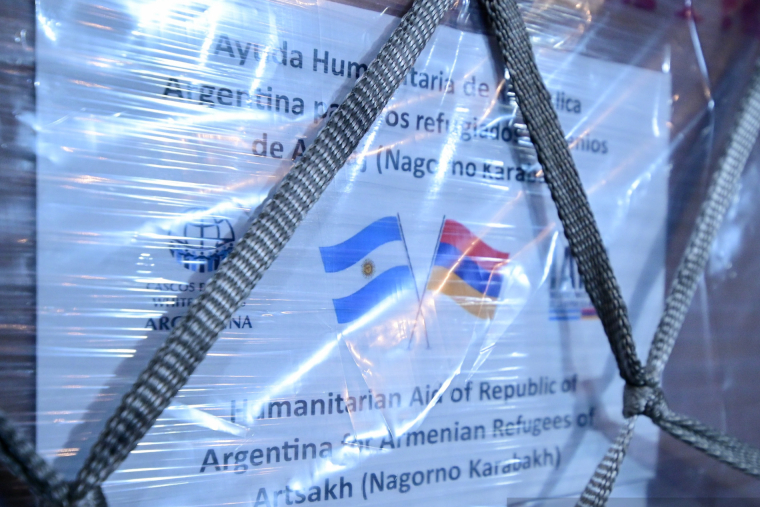 В Ереван прибыл самолет из Аргентины с гуманитарной помощью для  принудительно перемещенных из Нагорного Карабаха