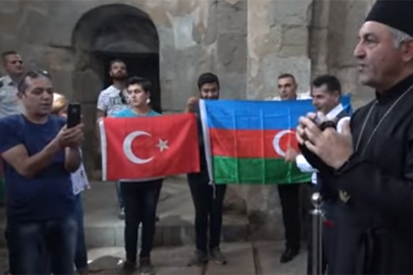 На армянскую церковь на острове Ахтамар заявили права «албаны» с флагом Азербайджана 