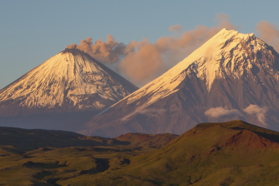 Началось извержение самого высокого действующего вулкана в Евразии