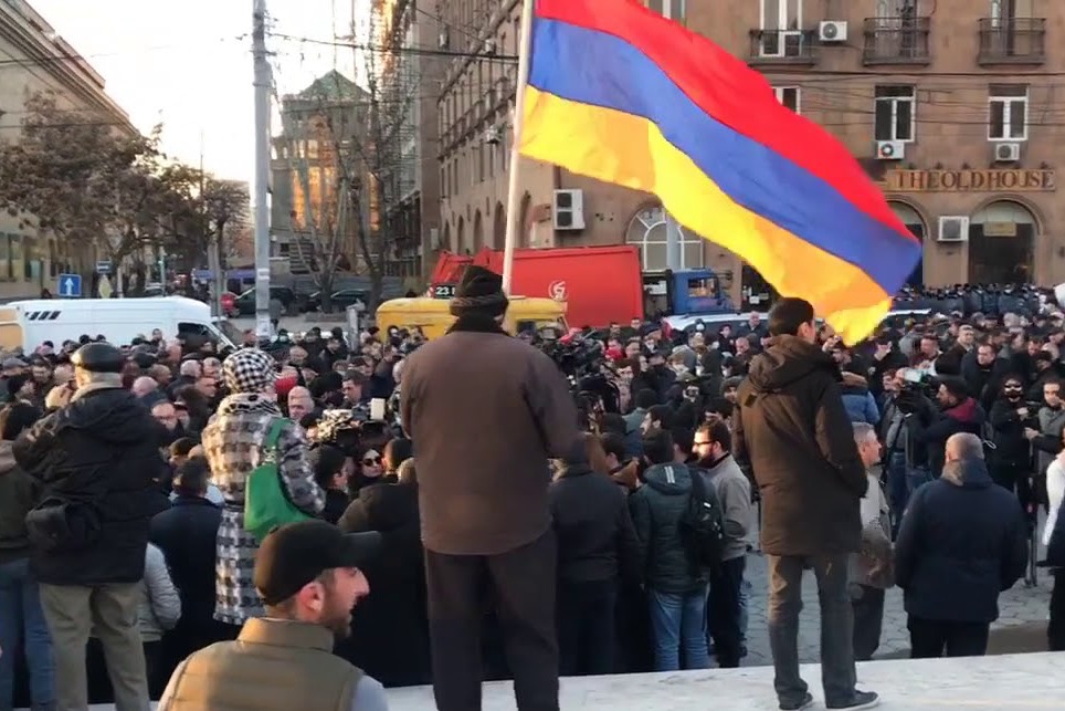 Իշխանության գլխավոր խորհրդանիշի այցը կառավարական 3-րդ մասնաշենք ուղեկցվեց քաղաքացիների հանդեպ ակնհայտ անհամաչափ ուժի գործադրմամբ․ հայտարարվել է շտապ հավաք