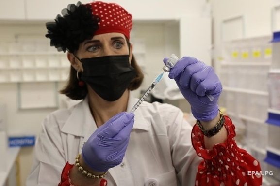 В Испании всех отказавшихся сделать прививку от COVID-19 поставят на учет 