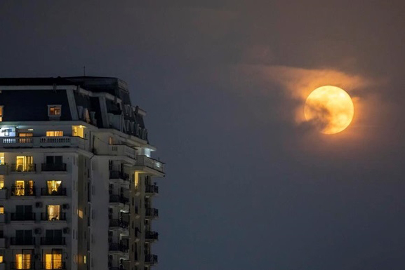 «Цветочная Луна»: этой ночью прошло последнее в 2020 году суперлуние