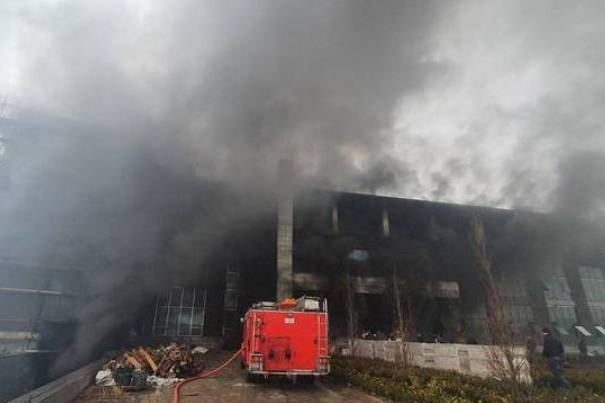 В результате пожара на производстве пластмассы в ереванском квартале Силикян сгорело сырье
