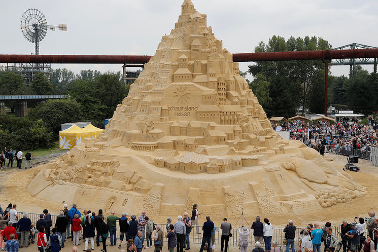 Просто фантастика: в Германии построили крупнейший в мире замок из песка