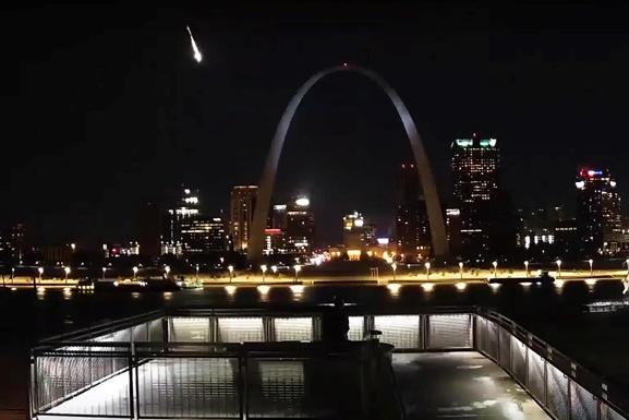 В небе США взорвался крупный метеор: огненный шар заметили жители нескольких штатов 