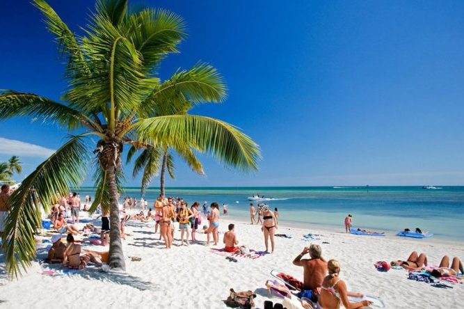 Во Флориде начали открываться пляжи и парки