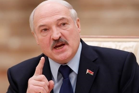 Бери косу, иди косить: Лукашенко знает необычный способ излечения от коронавирусной инфекции