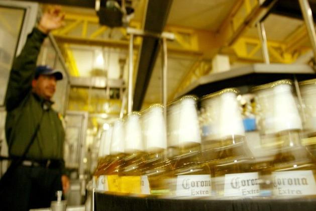 В Мексике приостановили производство пива Corona: Reuters