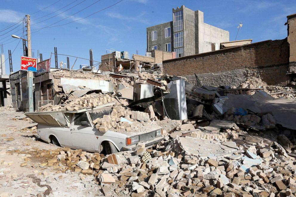 Число жертв землетрясения в Иране достигло 445: Около 70.000 человек остались без жилья