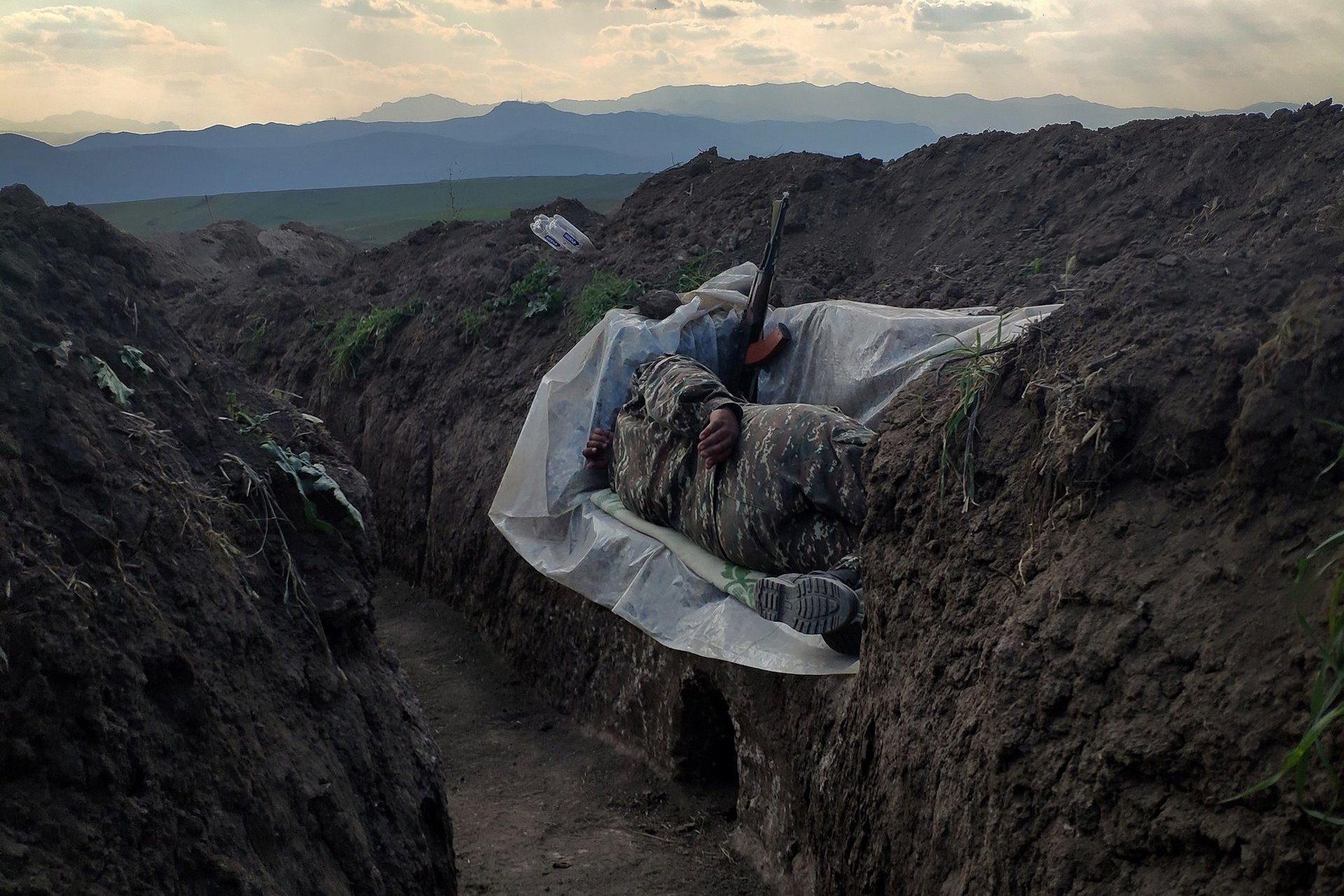 Сон армяне. Vaghinak Ghazaryan. Армянские окопы. Окопы в Армении. World Press photo 2021 победители.