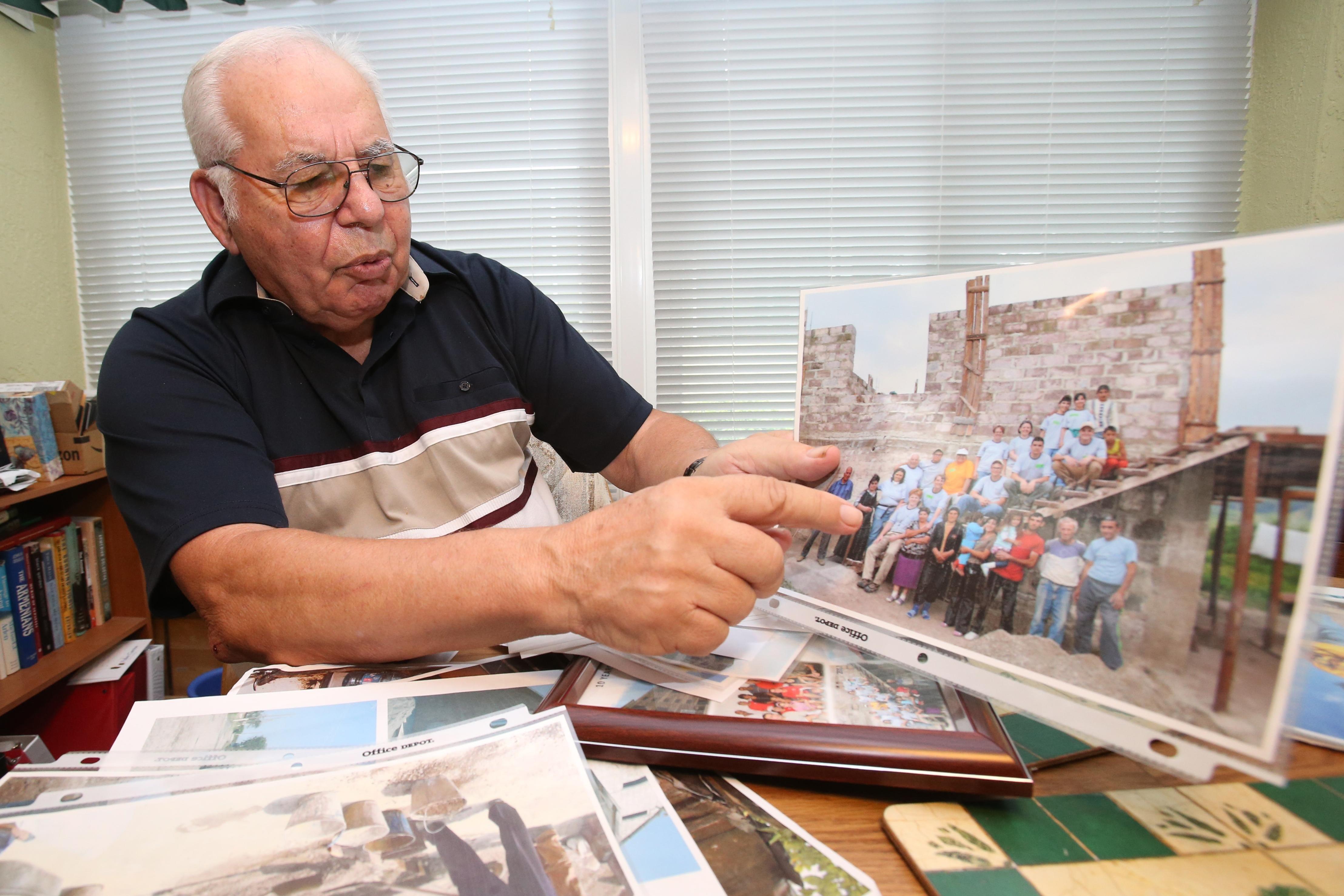 82-летний Чарли Такещян строит пострадавшим от землетрясения соотечественникам дома