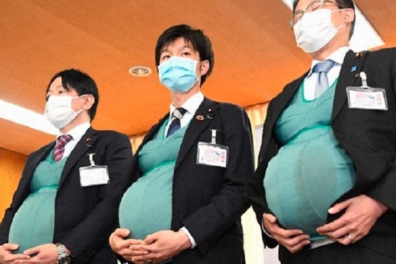 Для справочного материала в качестве разработки проекта закона о родах и воспитании детей японские политики решили «забеременеть» 