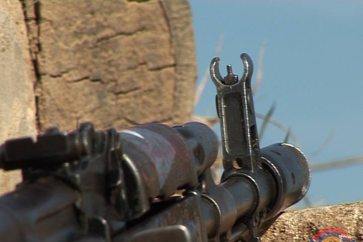 ВС Азербайджана открыли огонь в Карабахе из стрелкового оружия