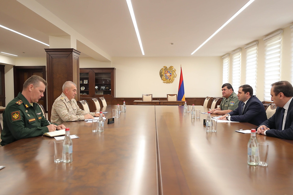 Գեներալ Վոլկովը նախարար Պապիկյանին է ներկայացրել Արցախում խաղաղապահների պատասխանատվության գոտում տիրող իրավիճակը 