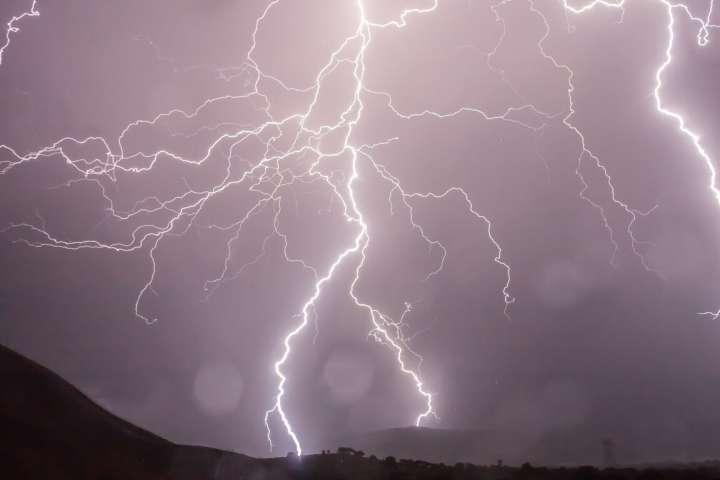 Швейцарские ученые разработали систему, предсказывающую удары молнии в радиусе 30 километров с точностью от 10 до 30 минут