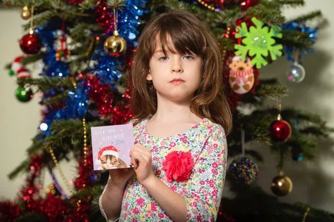 Шестилетняя девочка из Лондона нашла на рождественской открытке просьбу о помощи. Ее написали заключенные китайской тюрьмы
