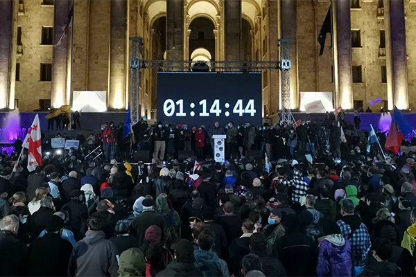 Полиция применила водометы против митингующих у здания ЦИК в Тбилиси