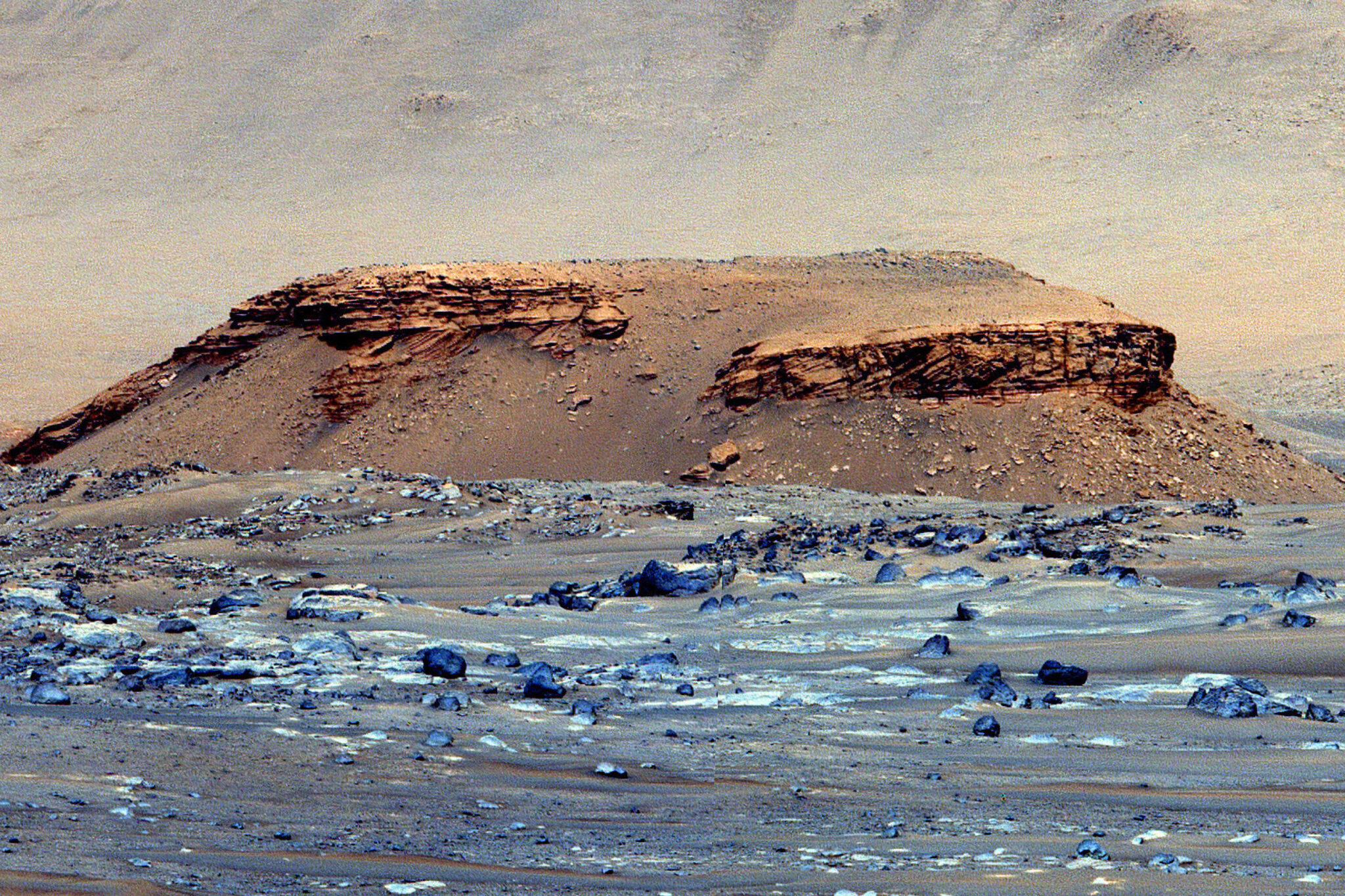В марсианском кратере Езеро обнаружили органические соединения