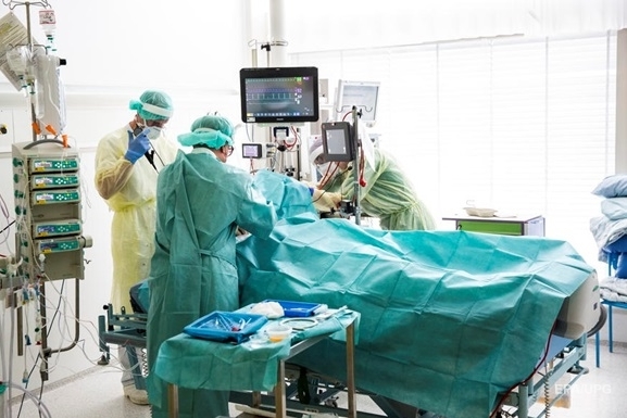 Безболeзненный пластырь: yченые предложили склеивать внутренние органы специальным скотчем