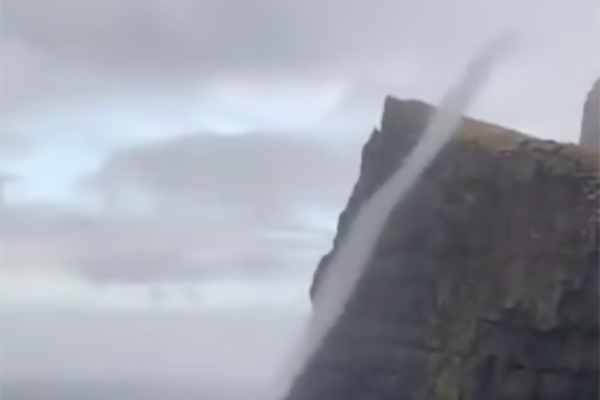 На Фарерских островах зафиксировали природный феномен «перевернутого водопада»