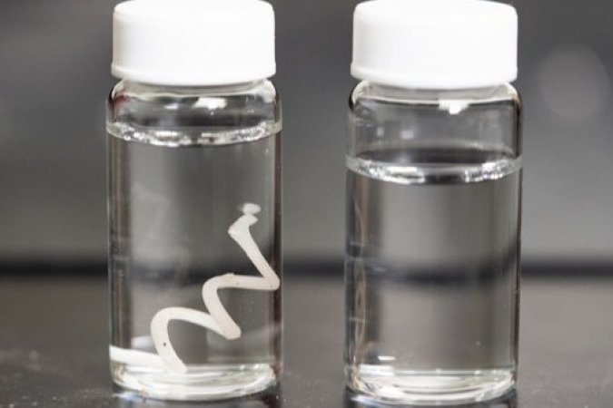 Американские ученые создали одноразовый пластик, который полностью и безопасно разлагается в воде