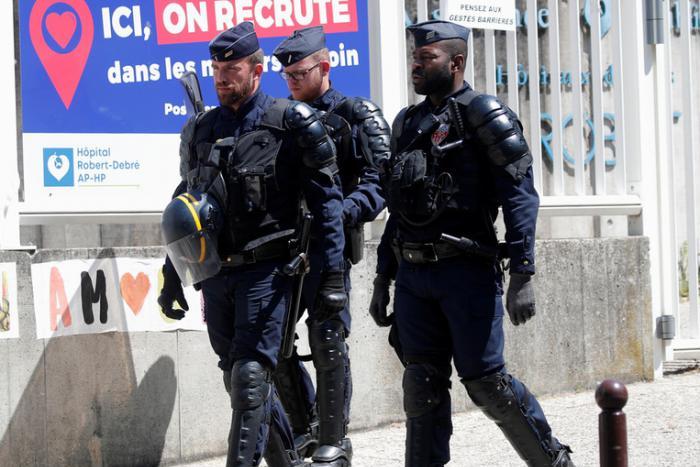 В Париже планируют ввести комендантский час