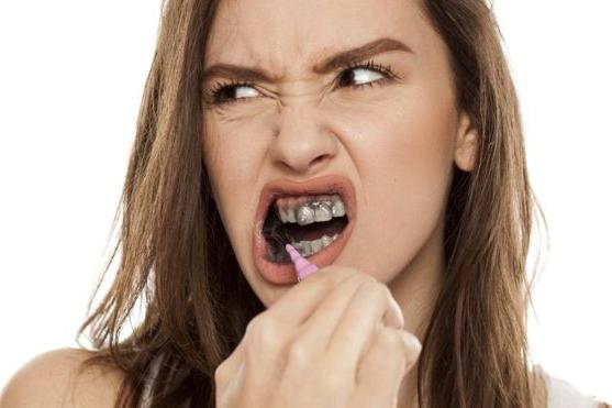 Постоянное использование зубных паст с активированным углем может нанести больше вреда, чем пользы: стоматологи 