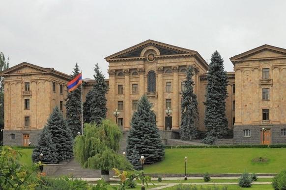 Արծաթե մեդալների փոխարեն մատակարարվել են պղնձացինկե մեդալներ․ ձերբակալվել է Ազգային ժողովի աշխատակազմի Վարչատնտեսական վարչության մատակարարման բաժնի պետը
