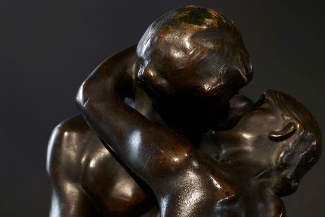 На аукцион выставлена бронзовая скульптура «Поцелуй» Огюста Родена 