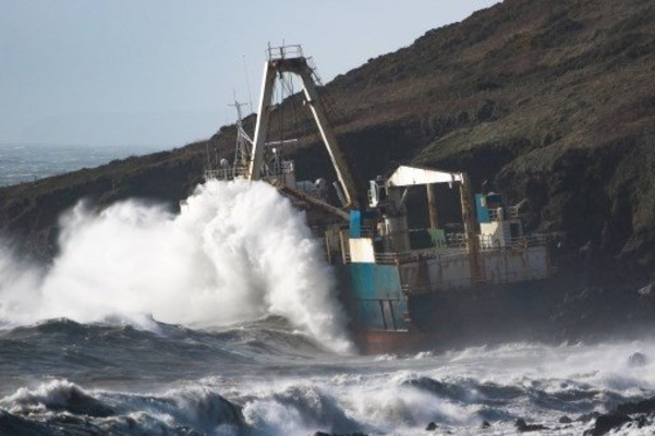 К южному побережью Ирландии ветром прибило «корабль-призрак»