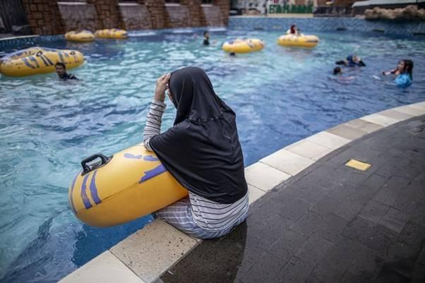 Чиновница в Индонезии заявила о риске для женщин забеременеть, плавая в бассейне с мужчинами