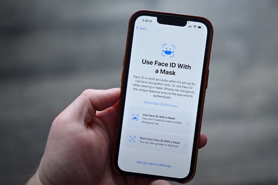 В новой версии iOS появится возможность разблокировать iPhone с помощью Face ID, не снимая маску