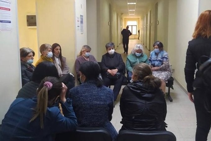 Отступать не намеренны: родственники пленных остаются в здании администрации Ширака