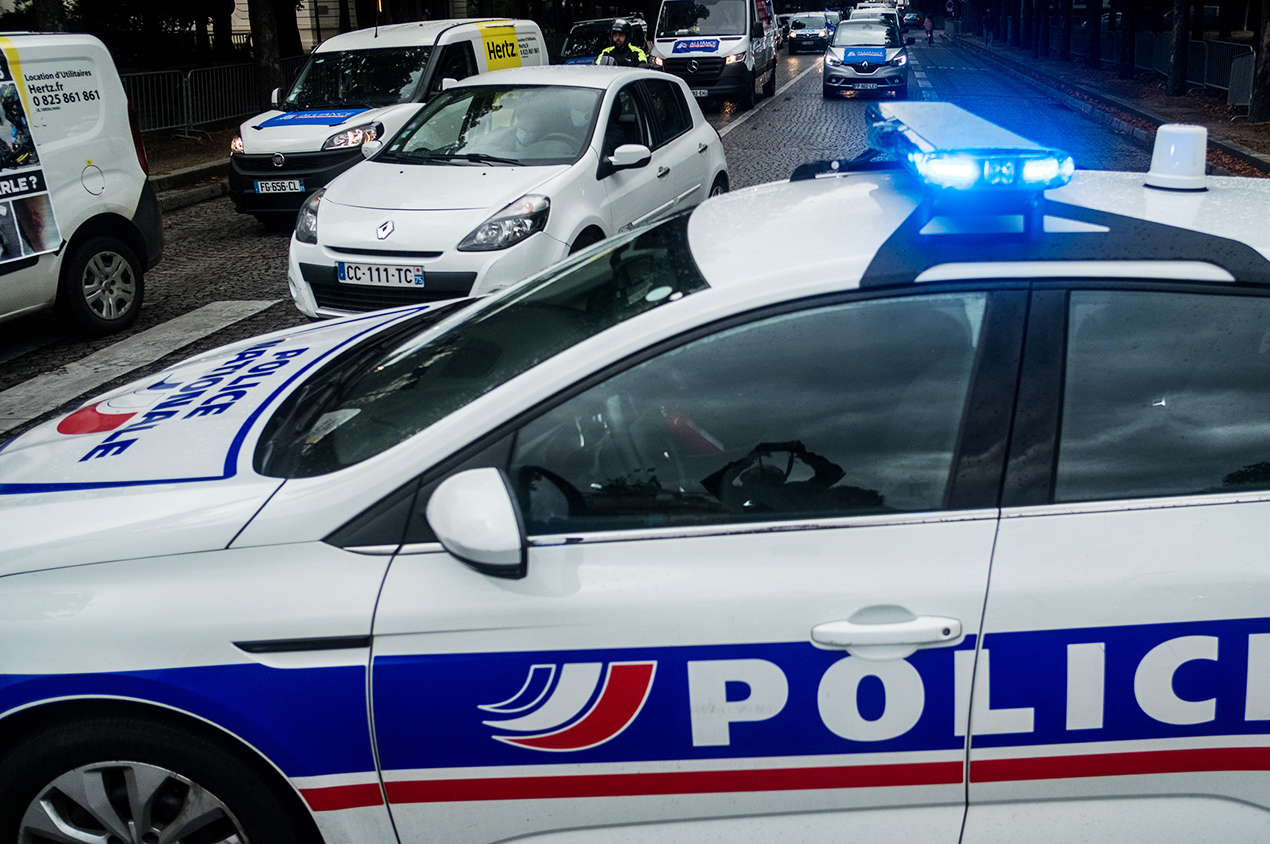 Во Франции мужчина с саблей напал на полицейского