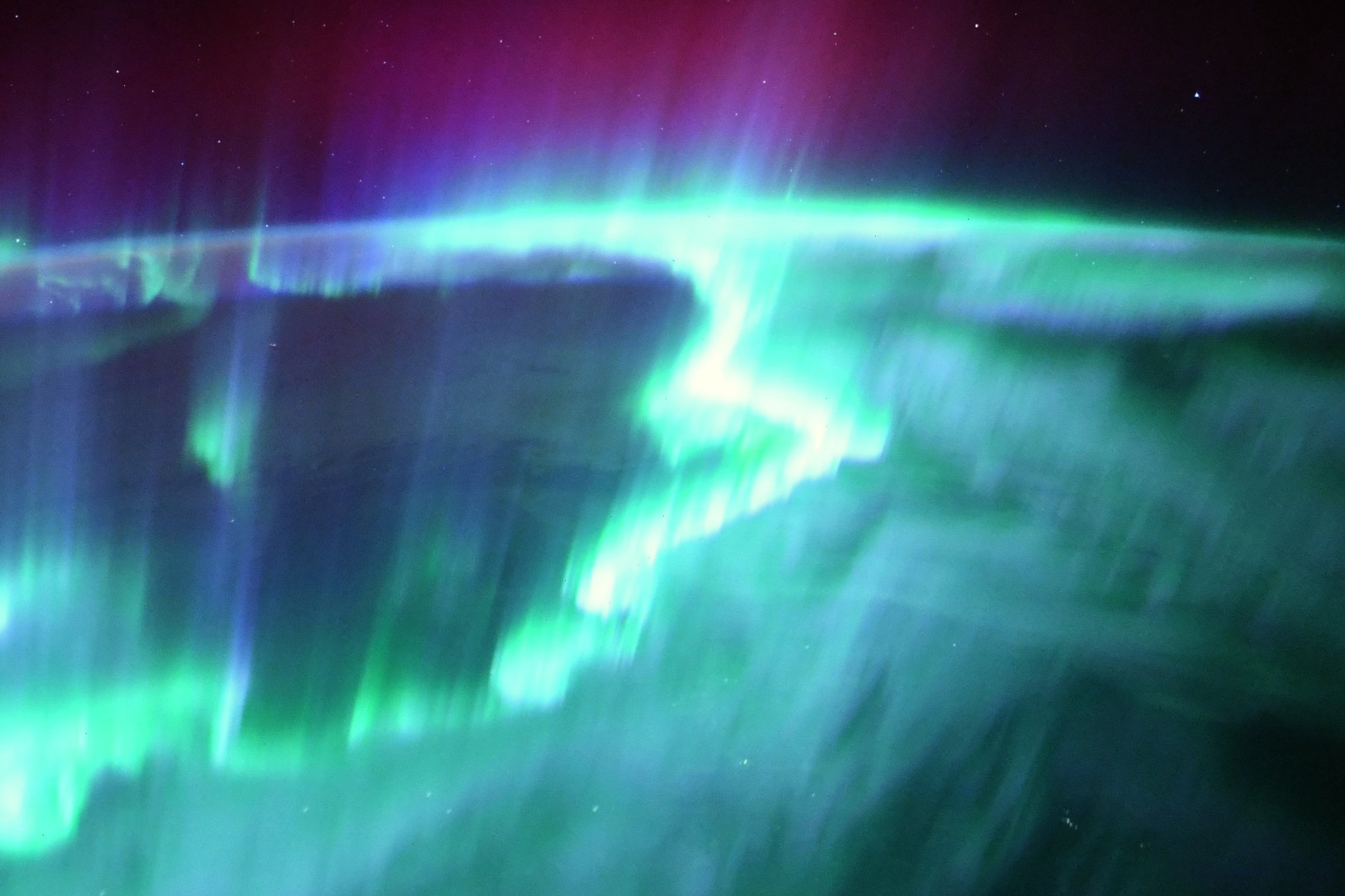 Французский астронавт сделал из космоса фото мощных полярных сияний