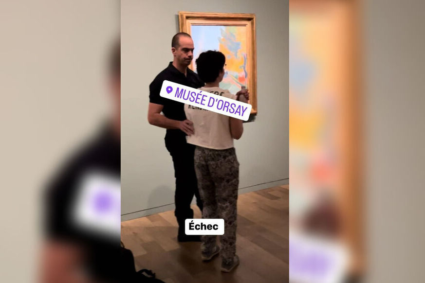 В парижском музее Орсе охрана помешала экоактивистке приклеить лицо к картине Ван Гога и облить супом одну картину Поля Гогена