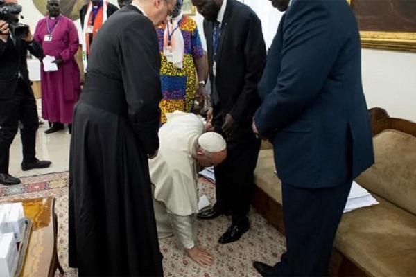 Համբույր՝ հանուն խաղաղության․ Հռոմի 82-ամյա պապը համբուրել է Հարավային Սուդանի առաջնորդների ոտքերը