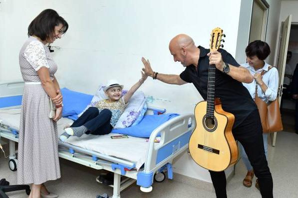 Член группы Gipsy Kings Family Джозеф Фаржьер посетил детей, находящихся на лечении Гематологическом центре им. Йоляна, и спел для них