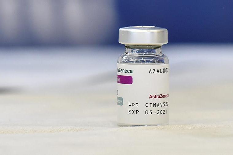Канада приостановила вакцинацию AstraZeneca людей младше 55 лет
