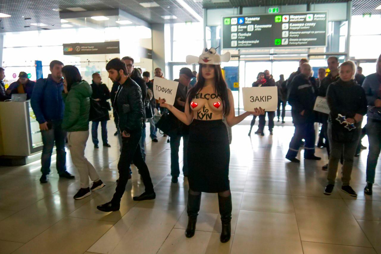 Полуголая активистка Femen в образе овцы приветствовала прилетающих из Баку 