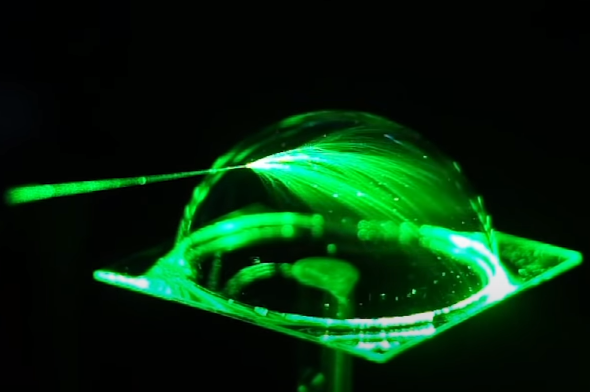 Не только красиво, но и важно для науки: волны света смогли расщепить с помощью мыльного пузыря