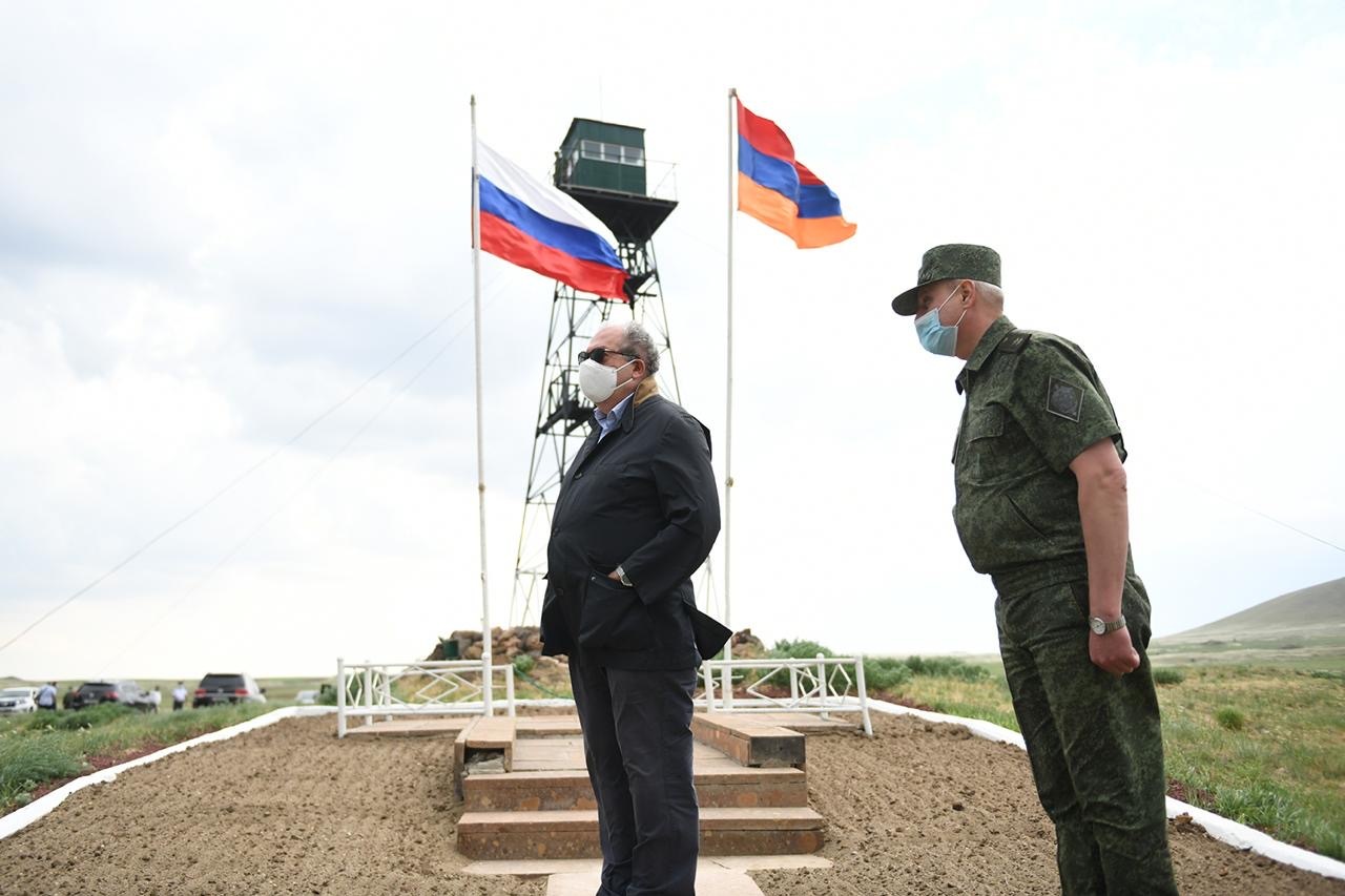 Президент Армении посетил отряд погранвойск России на границе с Турцией